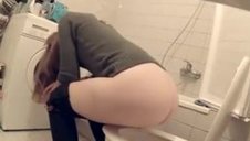 O-Ton: Deutsche Maedels pissen im Bad auf einer Party!