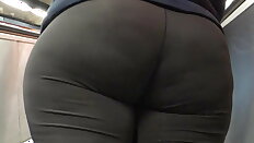candid big ass PAWG in yoga pants big butt ass sniffing