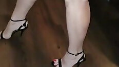 tarada exibindo suas pernas e bunda com sua microssaia jeans